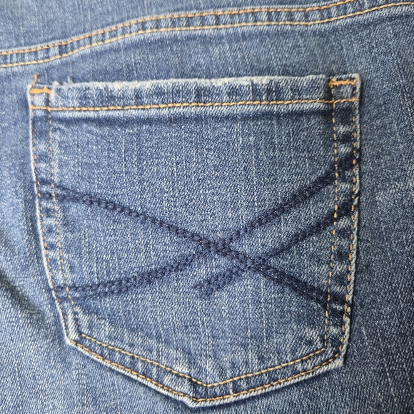 Aeropostale Women's Jean Bermuda Cuffed Distressed Shorts Size 8 - Picture 12 of 15